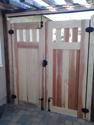 DrWoodCouryardGatesInside2